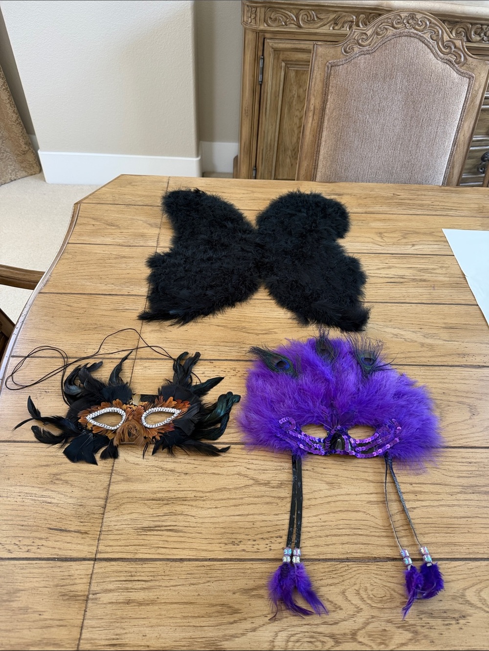 Set of 2 Feathered Masquerade Eye Mask & Feathered Wings